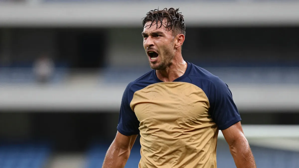 Fenerbahçe Aims to Strengthen Forward Line with Japanese Striker Ayase Ueda