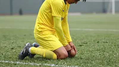 Fenerbahçe savunmacısı Mert Müldür, antrenmanda dizine aldığı darbe sonucu menisküs yırtığı yaşadı ve 20 Eylül'deki...