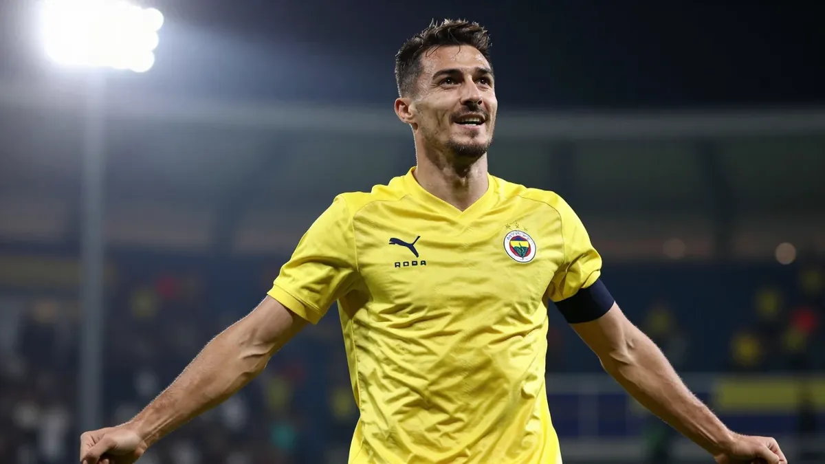 Fenerbahçe SK: Fenerbahçe, Lyon'u 2-1 yenerek Şampiyona Ligi'ne katılmaya hak kazandı, Vedat Muriqi ve Archie Brown gol attı