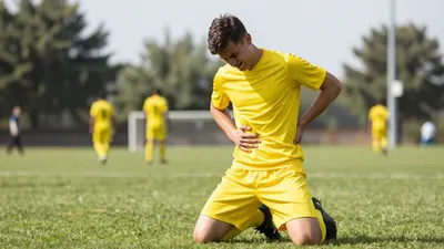 Fenerbahçe'nin savunma oyuncusu Nathan Ake, Şampiyonlar Ligi'nde Slavia Praha karşısında sırtından sakatlanarak oyundan...